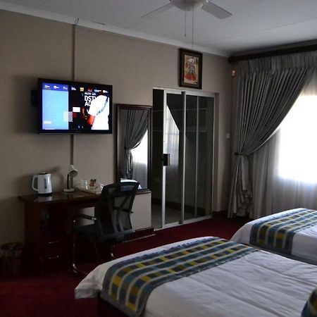 Triple Palms Bed And Breakfast Gaborone Eksteriør billede