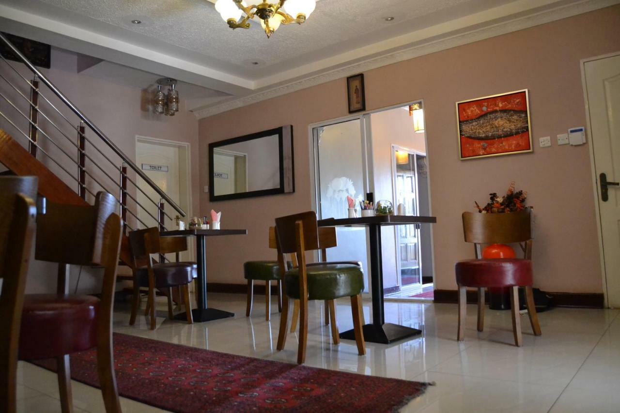 Triple Palms Bed And Breakfast Gaborone Eksteriør billede