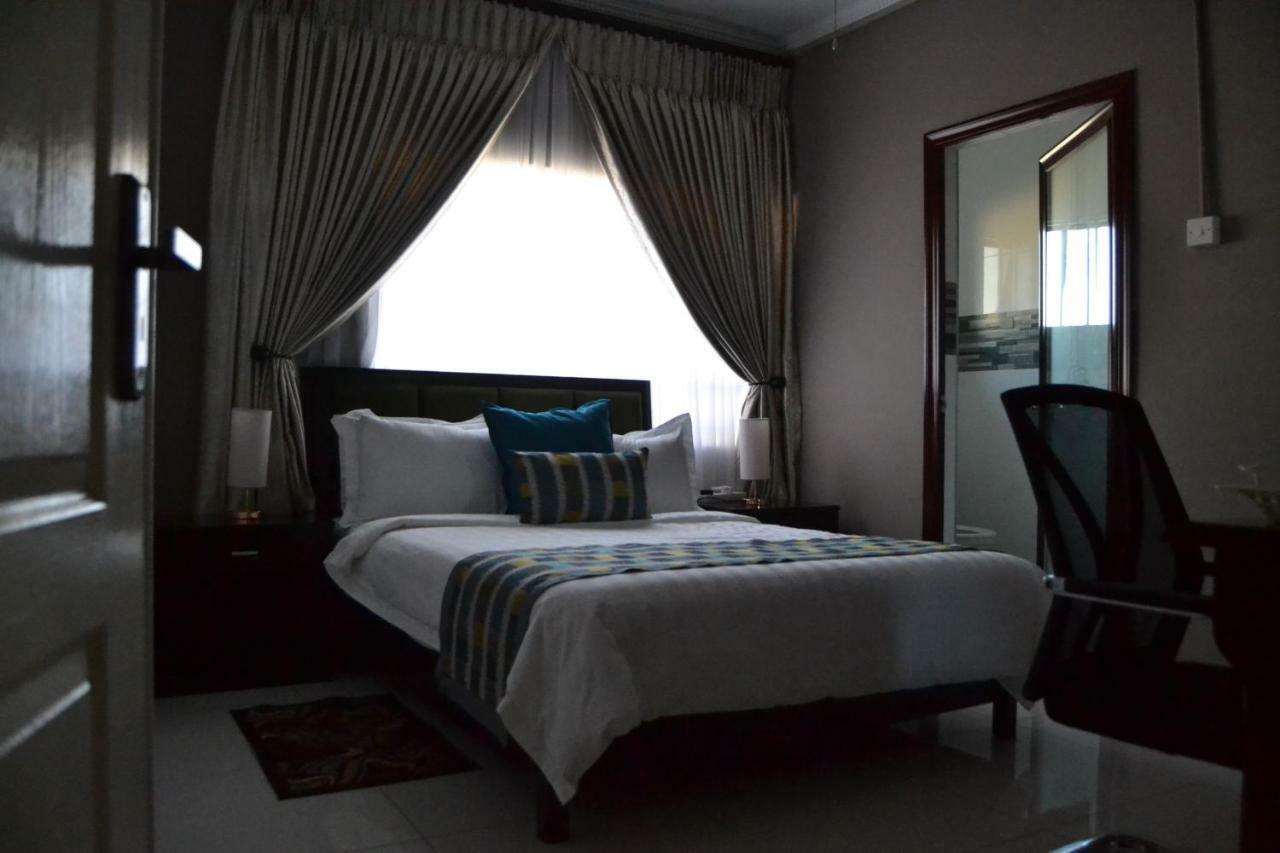Triple Palms Bed And Breakfast Gaborone Eksteriør billede