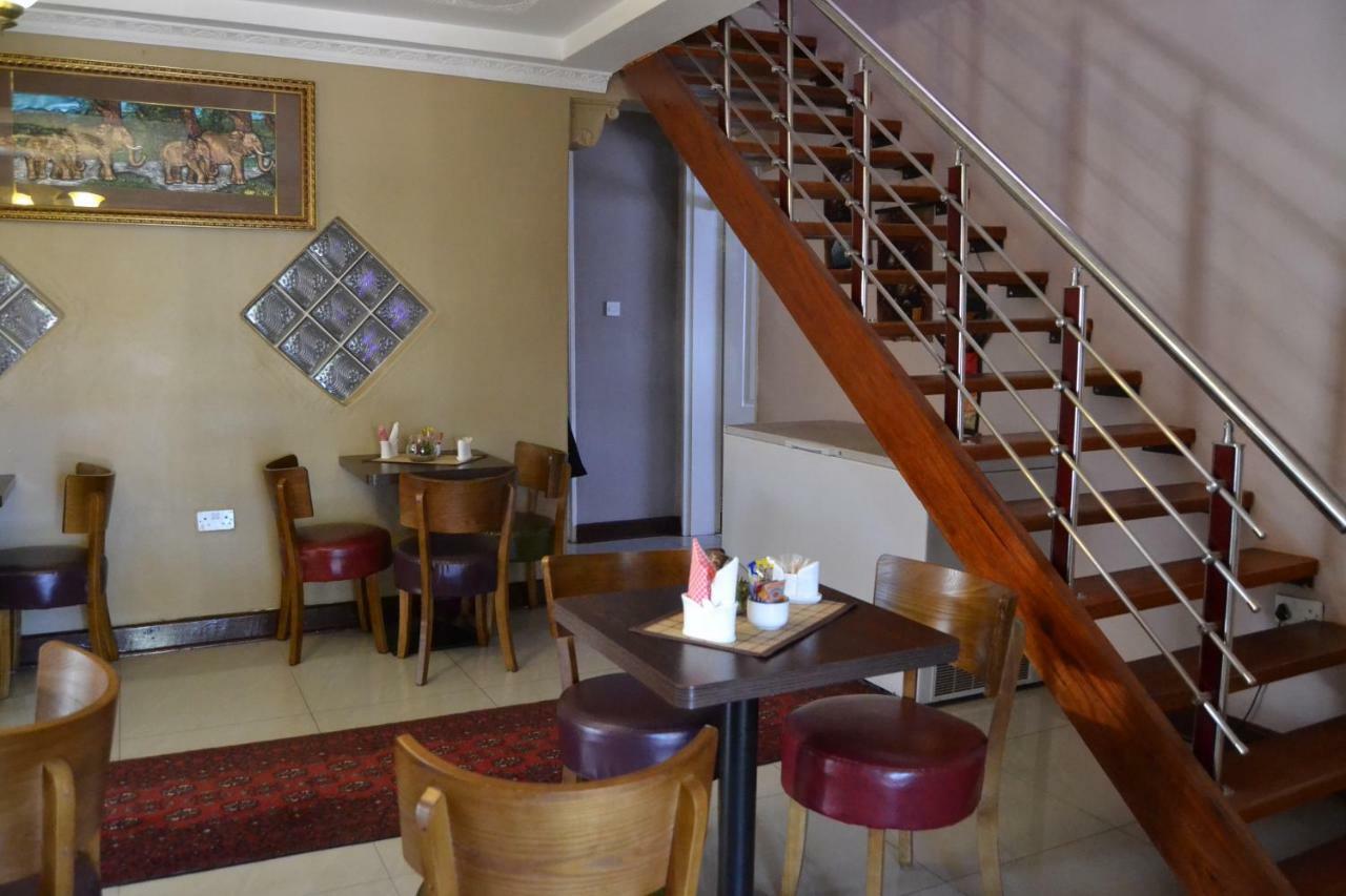 Triple Palms Bed And Breakfast Gaborone Eksteriør billede