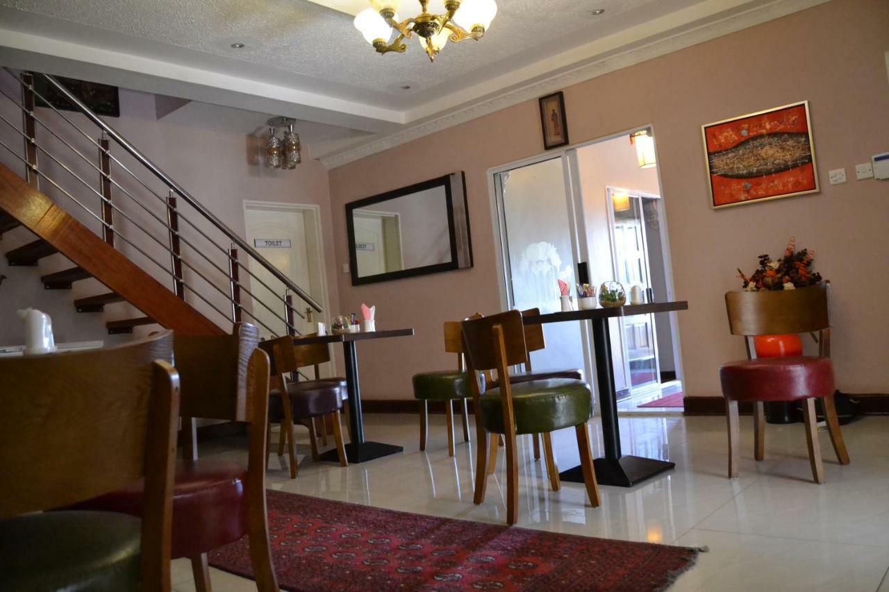 Triple Palms Bed And Breakfast Gaborone Eksteriør billede