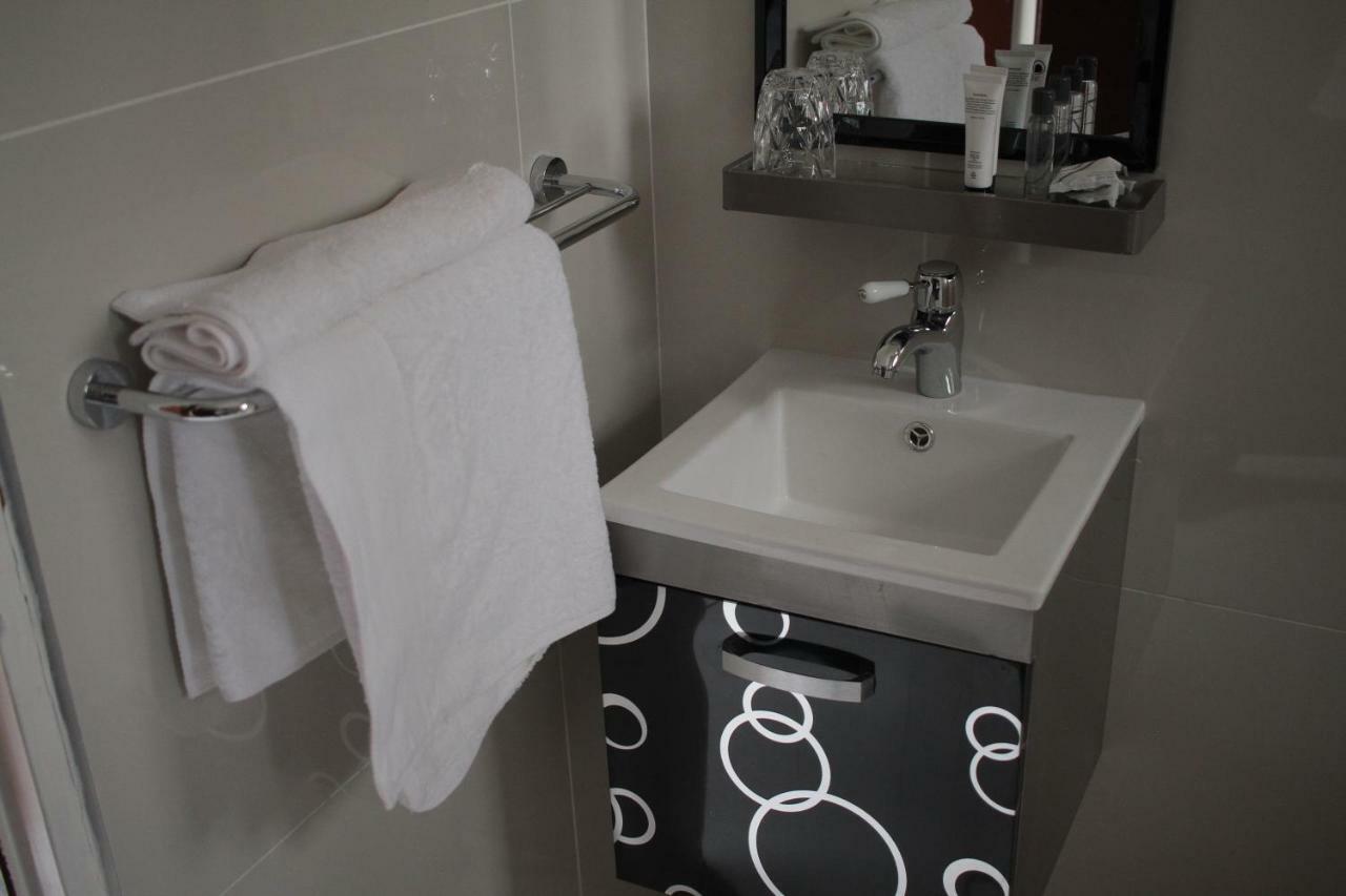 Triple Palms Bed And Breakfast Gaborone Eksteriør billede